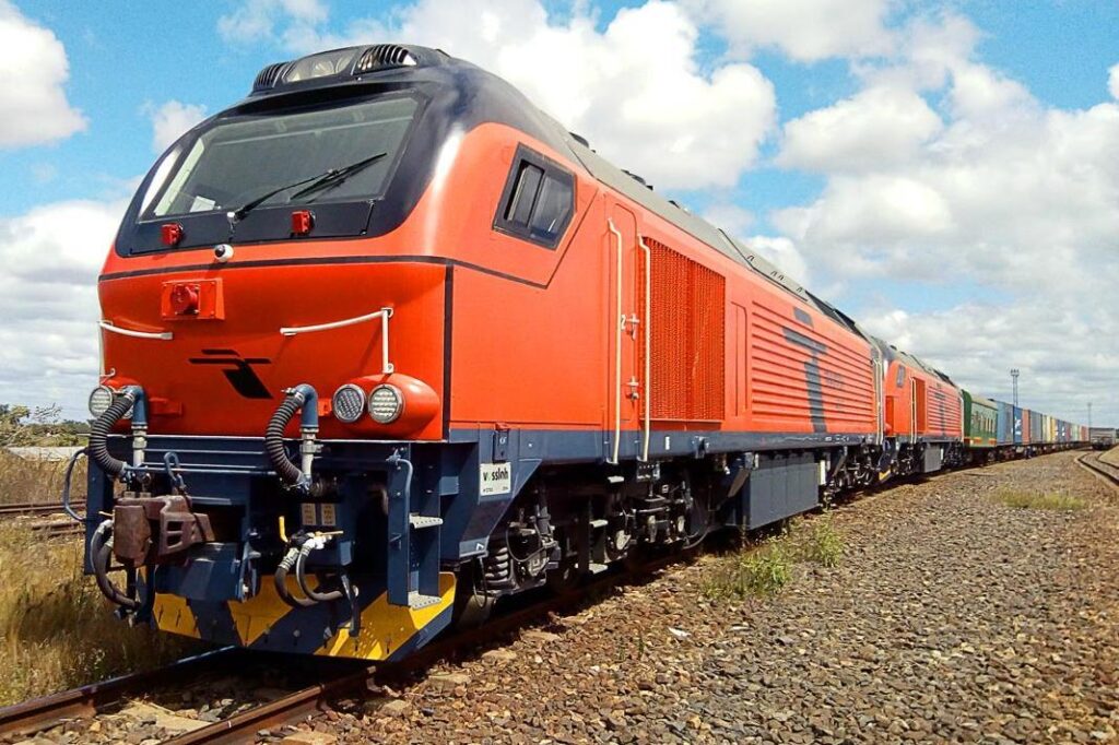 W celu wykorzystania lokomotyw do transportu towarowego i spełnienia wymagań wagonów AAR, interfejs sterowania maszynisty został zmodyfikowany, aby uniemożliwić manipulowanie stopniowanym zwalnianiem.