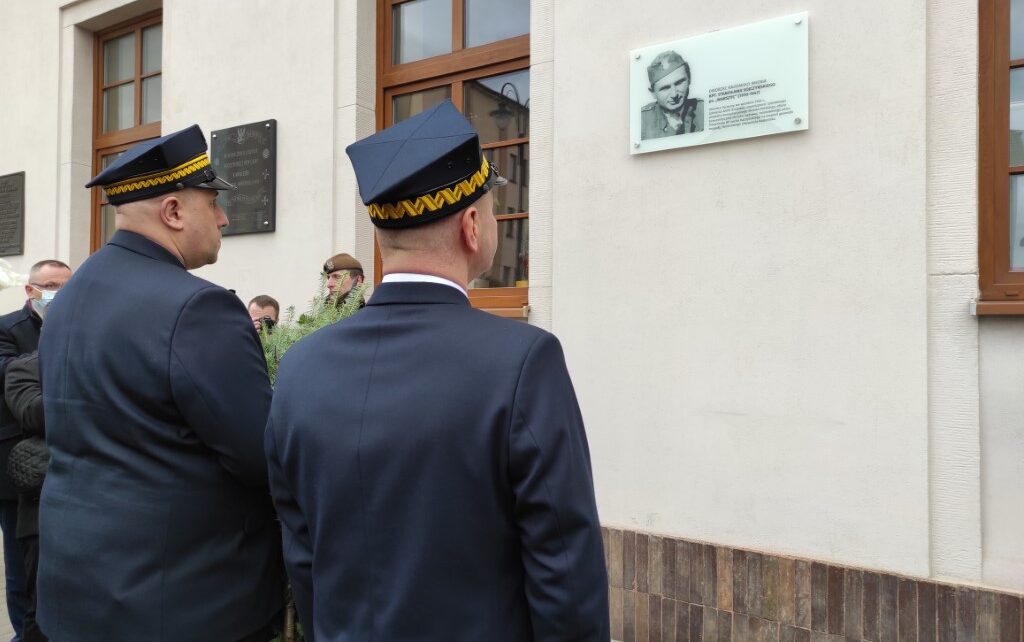 Na budynku dworca w Radomsku pojawiła się tablica poświęcona "Warszycowi" (fot. PKP SA)