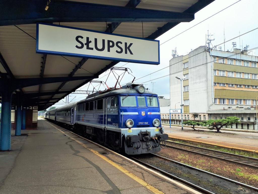 Pociąg przy peronie na stacji Słupsk (fot. Przemysław Zieliński / PKP PLK)