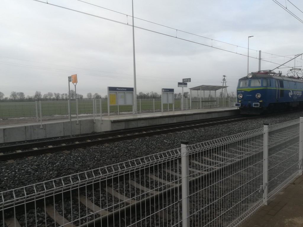 Podróżni w Pierzchnie, między Poznaniem a Jarocinem, wygodnie wsiadają do pociągów z obu peronów