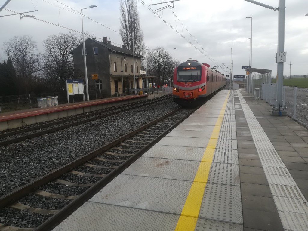 Podróżni w Pierzchnie, między Poznaniem a Jarocinem, wygodnie wsiadają do pociągów z obu peronów