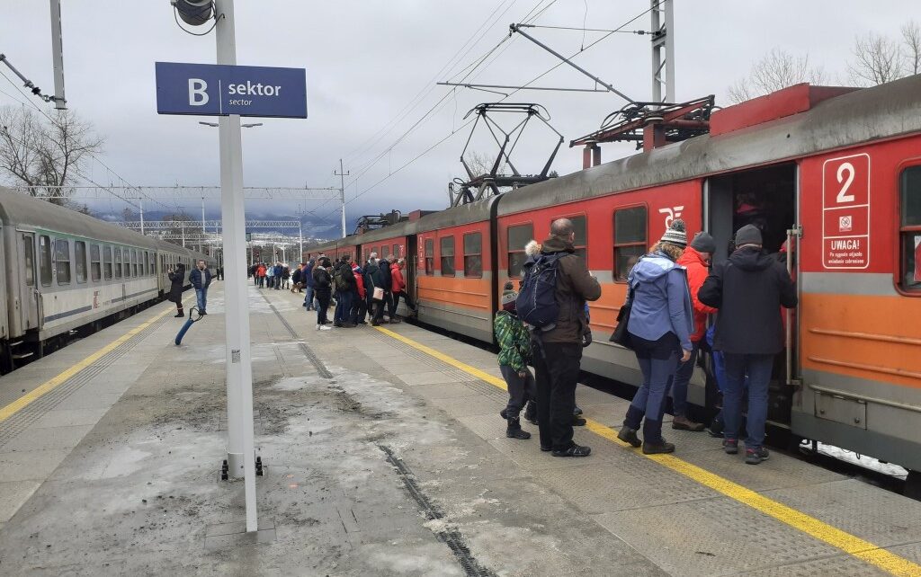 Podróżni na stacji Poronin, na linii Kraków - Zakopane (Fot. Józef Syc / PKP PLK)