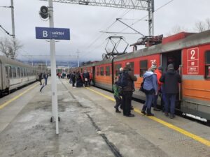 Podróżni na stacji Poronin, na linii Kraków - Zakopane (Fot. Józef Syc / PKP PLK)