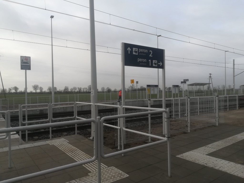 Podróżni w Pierzchnie, między Poznaniem a Jarocinem, wygodnie wsiadają do pociągów z obu peronów