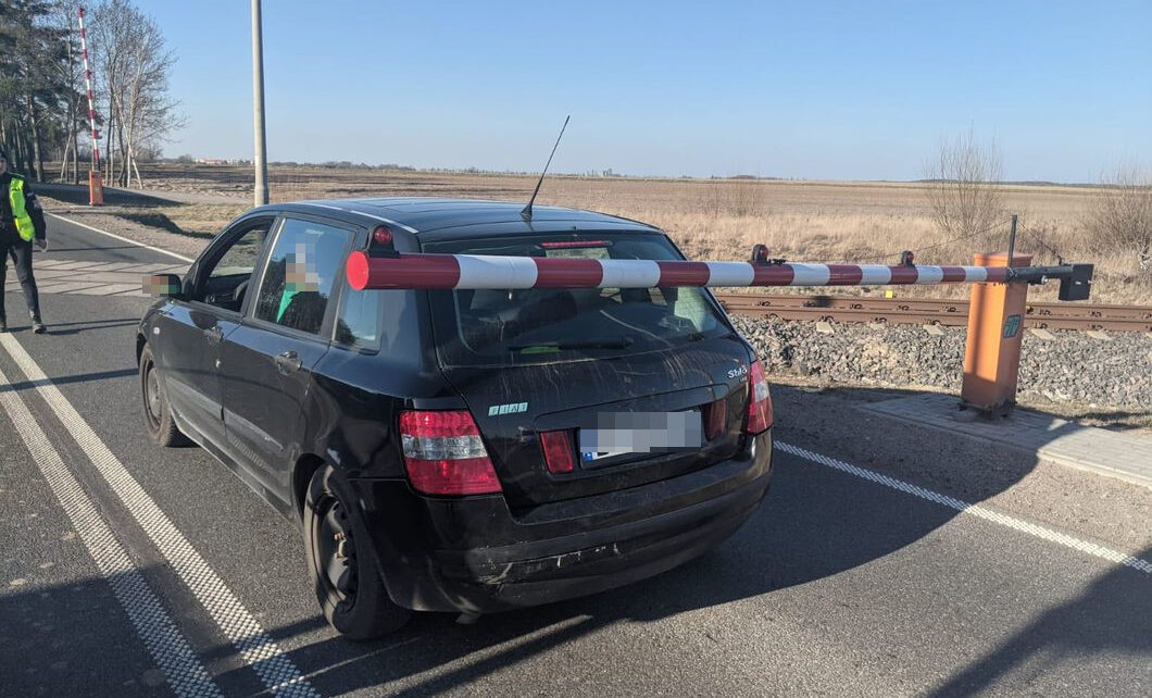 Kobieta wjechała na przejazd kolejowy mimo ostrzeżeń. Chcąc wyjechać, uderzyła w zamkniętą już rogatkę. (fot. KPP Bielsk Podlaski)