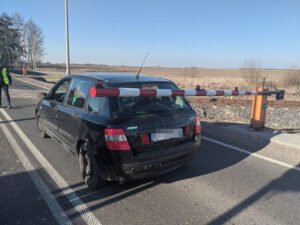 Kobieta wjechała na przejazd kolejowy mimo ostrzeżeń. Chcąc wyjechać, uderzyła w zamkniętą już rogatkę. (fot. KPP Bielsk Podlaski)