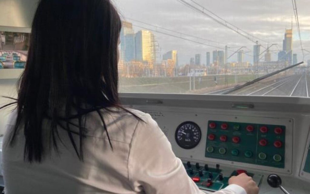 Kobiety zasiadają m.in. za pulpitem składów Kolei Mazowieckich (Fot. Koleje Mazowieckie)