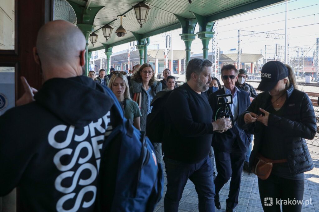Sean Penn pojawił się 23 marca w punkcie recepcyjno-informacyjnym na dworcu Głównym w Krakowie. (fot. krakow.pl)