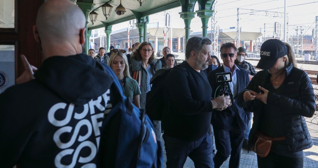 Sean Penn pojawił się 23 marca w punkcie recepcyjno-informacyjnym na dworcu Głównym w Krakowie. (fot. krakow.pl)