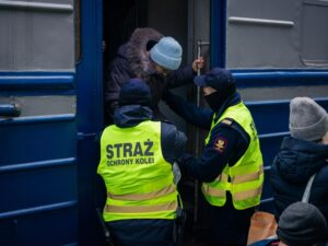 Funkcjonariusze SOK udzielają wsparcia osobom przyjeżdżającym do Polski pociągami (fot. SOK)