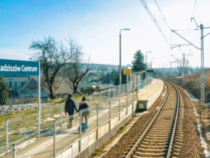 Nowy przystanek Radziszów Centrum na linii Skawina-Sucha Beskidzka. (Fot. Łukasz Hachiła / PKP PLK)