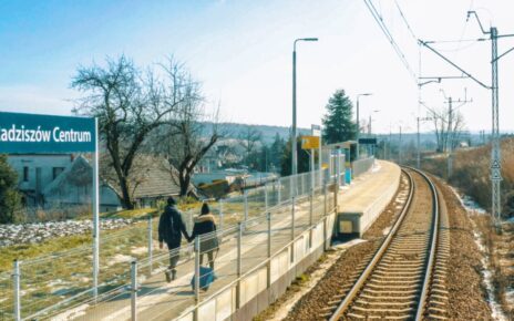Nowy przystanek Radziszów Centrum na linii Skawina-Sucha Beskidzka. (Fot. Łukasz Hachiła / PKP PLK)