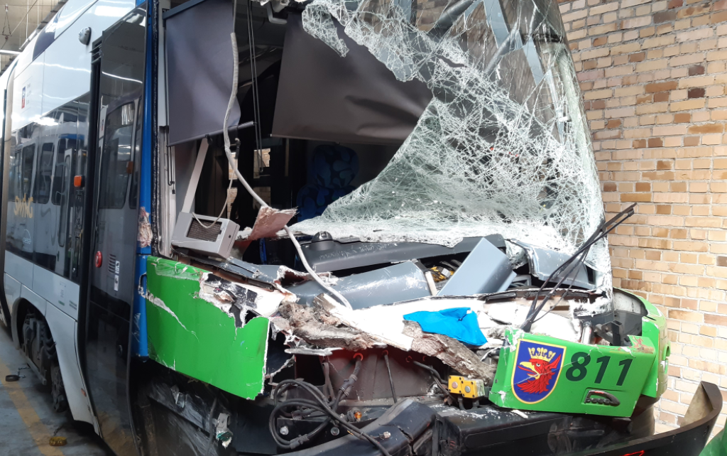 Tramwaj wyprodukowany przez PESA Bydgoszcz po kolizji.