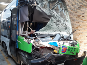 Tramwaj wyprodukowany przez PESA Bydgoszcz po kolizji.