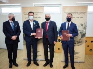 Na zdjęciu od lewej: Henryk Kolender, członek Zarządu – Dyrektor Finansowy spółki Tramwaje Śląskie S.A.; Marcin Krupa, prezydent Katowic; Bolesław Knapik, prezes Zarządu – Dyrektor Naczelny spółki Tramwaje Śląskie S.A.; Grzegorz Michnik, prezes Zarządu spółki SPAW-TOR – lidera konsorcjum wykonawczego.