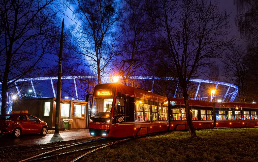 Tramwaj na tle Stadionu Śląskiego
