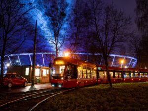 Tramwaj na tle Stadionu Śląskiego