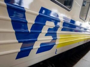 Ukrzaliznytsia apeluje do partnerów biznesowych o wsparcie. Obecnie przewoźnik organizuje pociągi ewakuacyjne i pomaga pracownikom ze środków własnych.