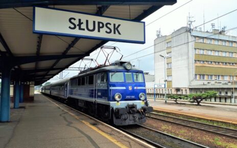 Pociąg przy peronie stacji Słupsk (fot. Przemysław Zieliński / PKP PLK)