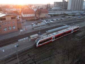 Pociąg przy peronie w Grodzisku Wielkopolskim (fot. Łukasz Bryłowski / PKP PLK)