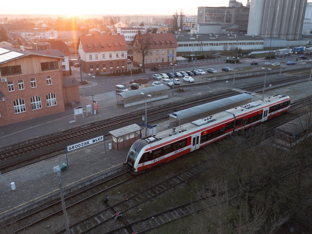 Pociąg przy peronie w Grodzisku Wielkopolskim (fot. Łukasz Bryłowski / PKP PLK)