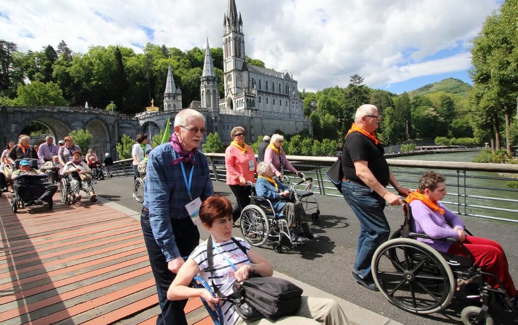 II Archidiecezjalna Pielgrzymka Chorych Niepełnosprawnych i ich Rodzin do Lourdes 08 - 16 05 2017 12 05 2017 specialny pociąg PKP Intercity z 307 pielgrzymami na pokładzie przybył do sanktuarium w Lourdes n/z droga krzyżowa z udziałem polskich pielgrzymów bazylika Foto: Henryk Przondziono