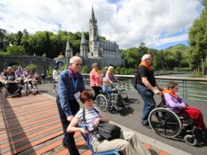II Archidiecezjalna Pielgrzymka Chorych Niepełnosprawnych i ich Rodzin do Lourdes 08 - 16 05 2017 12 05 2017 specialny pociąg PKP Intercity z 307 pielgrzymami na pokładzie przybył do sanktuarium w Lourdes n/z droga krzyżowa z udziałem polskich pielgrzymów bazylika Foto: Henryk Przondziono
