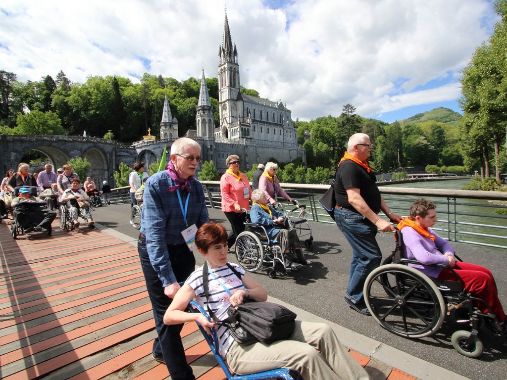 II Archidiecezjalna Pielgrzymka Chorych Niepełnosprawnych i ich Rodzin do Lourdes 08 - 16 05 2017 12 05 2017 specialny pociąg PKP Intercity z 307 pielgrzymami na pokładzie przybył do sanktuarium w Lourdes n/z droga krzyżowa z udziałem polskich pielgrzymów bazylika Foto: Henryk Przondziono