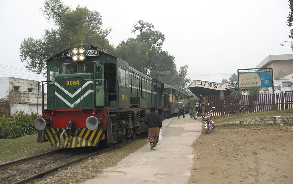 W Pakistanie, na liniach kolejowych, doszło do dwóch wybuchów. Na szczęście nikt nie ucierpiał (fot. Adnanrail / WikimediaCommons)