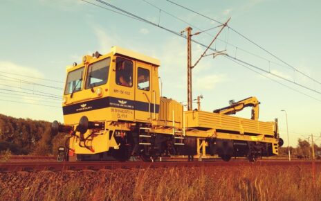 Wózek motorowy na torach (fot. Adam Kwaśniewski / Kolsam Sp. z o.o.)