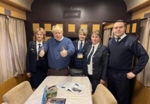 Premier Wielkiej Brytanii Boris Johnson na pokładzie pociągu Ukrzaliznytsia (fot. UZ)
