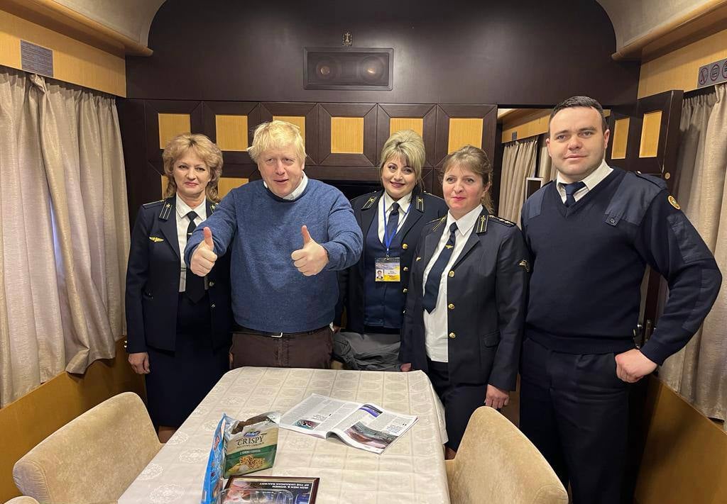 Premier Wielkiej Brytanii Boris Johnson na pokładzie pociągu Ukrzaliznytsia (fot. UZ)