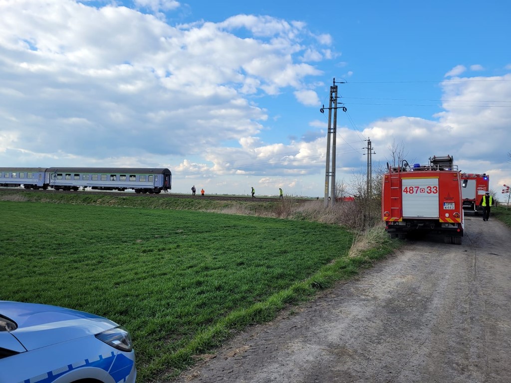 Na przejazd kolejowy, tuż przed pędzący pociąg, wjechał nastolatek na quadzie. (fot. KPP Prudnik)