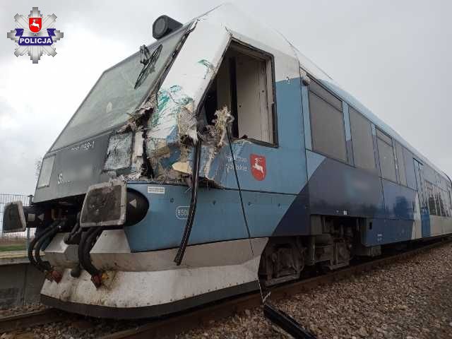 W wyniku wypadku uszkodzony został szynobus (fot. Lubelska Policja)