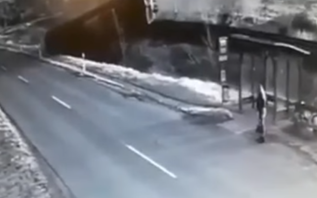 Moment zderzenia pociągu z samochodem typu pick-up (fot. kadr z filmu)