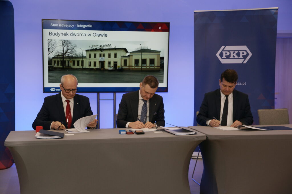 Przedstawiciele PKP SA oraz samorządów lokalnych podpisali na dworcu w Oławie porozumienie ws. inwestycji. (Fot. PKP SA)