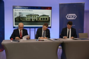 Przedstawiciele PKP SA oraz samorządów lokalnych podpisali na dworcu w Oławie porozumienie ws. inwestycji. (Fot. PKP SA)