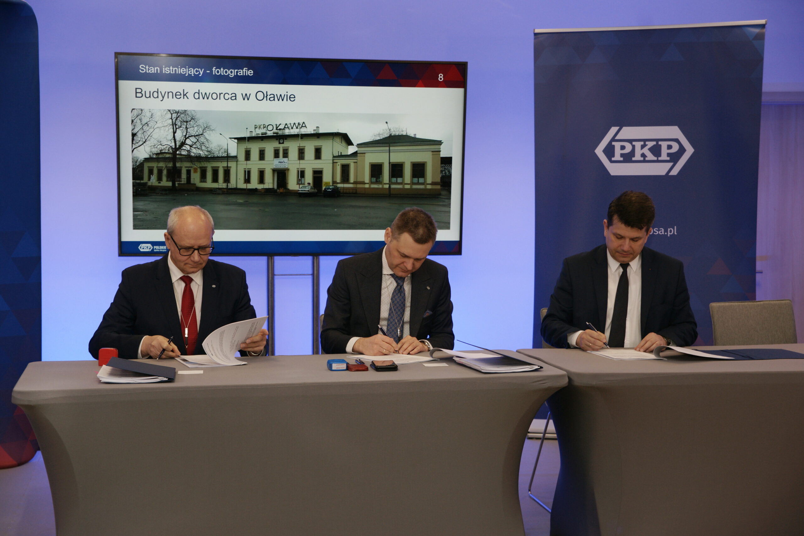Przedstawiciele PKP SA oraz samorządów lokalnych podpisali na dworcu w Oławie porozumienie ws. inwestycji. (Fot. PKP SA)