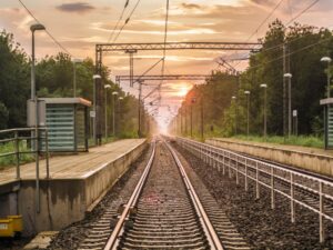 Najmniejszą punktualność spośród przewoźników funkcjonujących wg rozkładu jazdy odnotowała spółka PKP Intercity