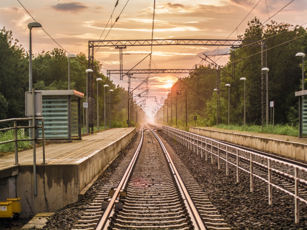 Najmniejszą punktualność spośród przewoźników funkcjonujących wg rozkładu jazdy odnotowała spółka PKP Intercity