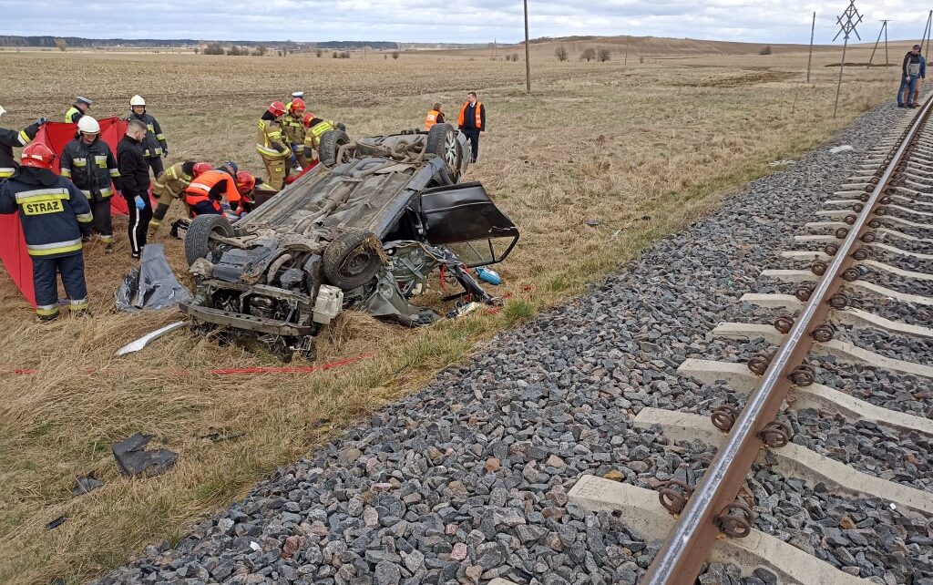 Tragiczny wypadek na torach kolejowych w woj. warmińsko-mazurskim. Jedna osoba nie żyje (fot. KP PSP Pisz)