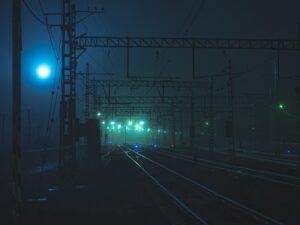 BIałoruscy kolejarze działają pod osłoną nocy.
