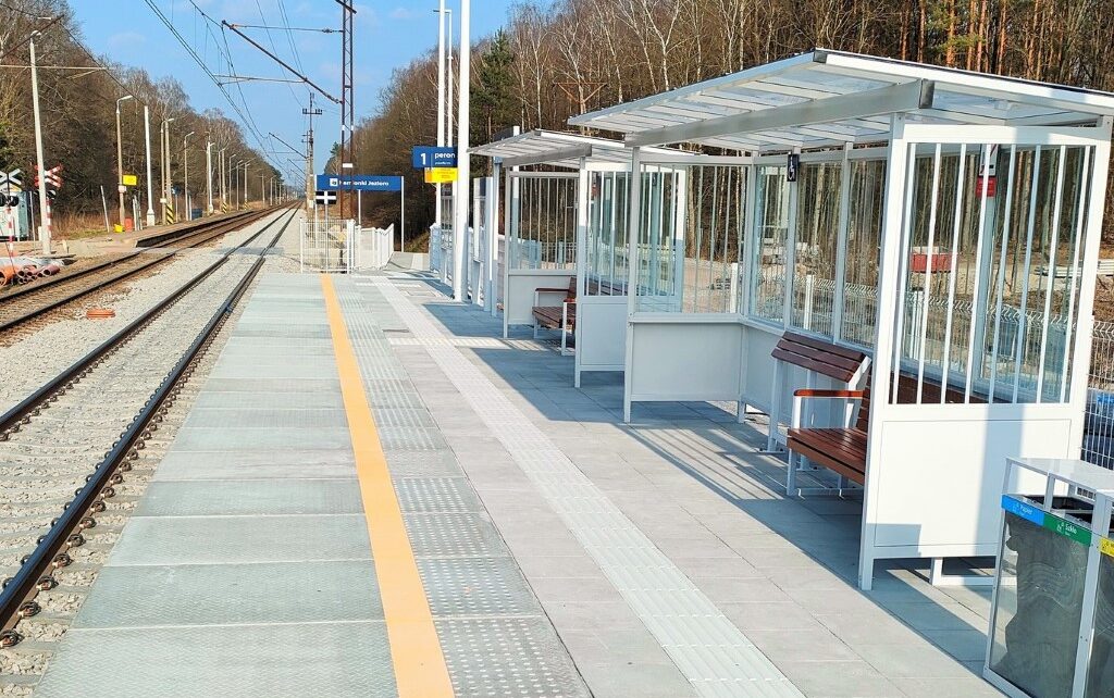 Przebudowany peron na przystanku Kamionki Jezioro (fot. Przemysław Zieliński / PKP PLK)