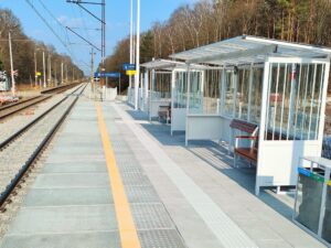 Przebudowany peron na przystanku Kamionki Jezioro (fot. Przemysław Zieliński / PKP PLK)