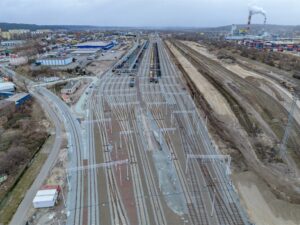 Planowany termin zakończenia kontraktu wraz z certyfikacją i wszystkimi niezbędnymi odbiorami to 31 sierpnia 2023 r.