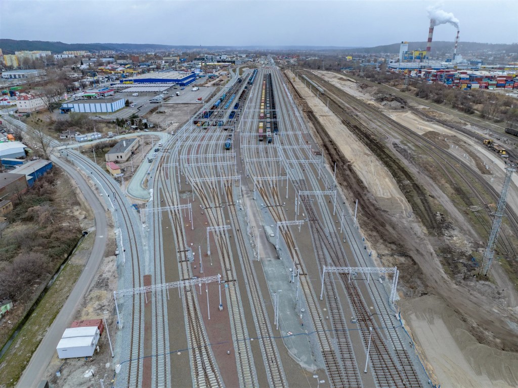 Planowany termin zakończenia kontraktu wraz z certyfikacją i wszystkimi niezbędnymi odbiorami to 31 sierpnia 2023 r.