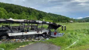 Wrak autobusu po zderzeniu z pociągiem (fot. www.swr.de)