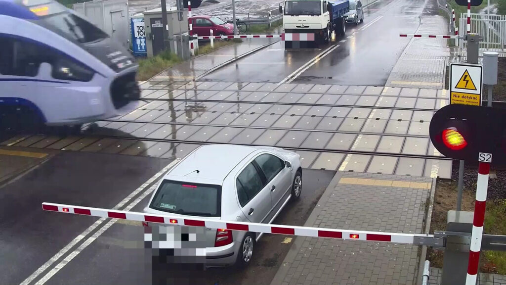 Kierowca zatrzymał pojazd za rogatką. Fot. kadr z filmu