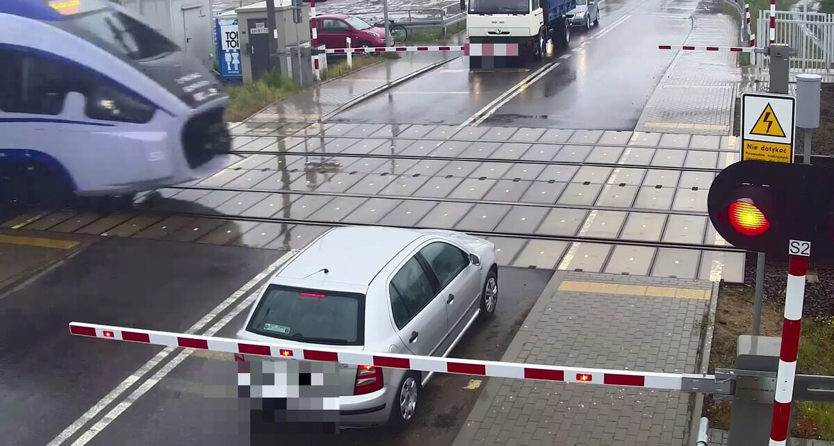 Kierowca zatrzymał pojazd za rogatką. Fot. kadr z filmu