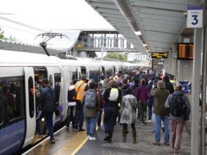 Tłumy na stacji metra, chwilę po uruchomieniu nowej linii (fot. Transport for London / Twitter)